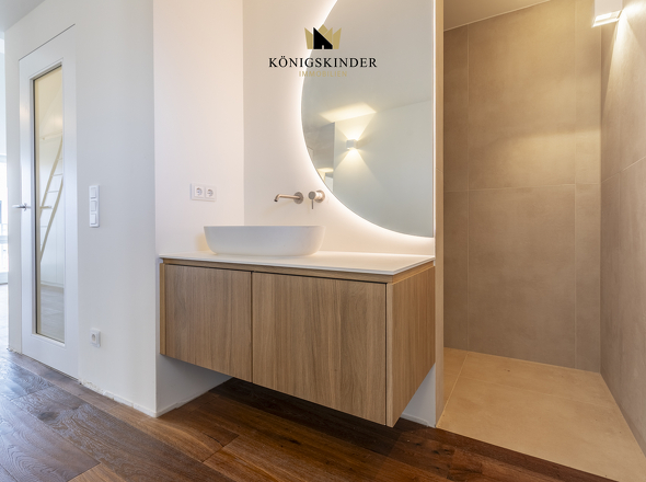 Schlafzimmer mit En-Suite-Masterbad