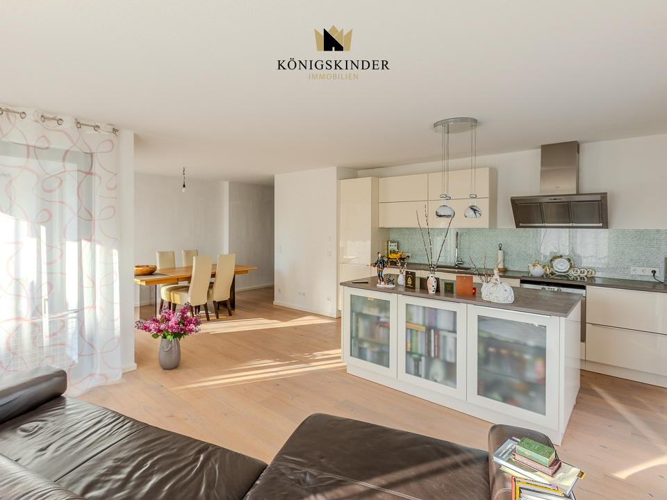 Blick auf Küche und Essbereich