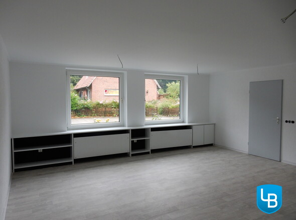 Wohnbereich mit Blick zur Zimmertür 