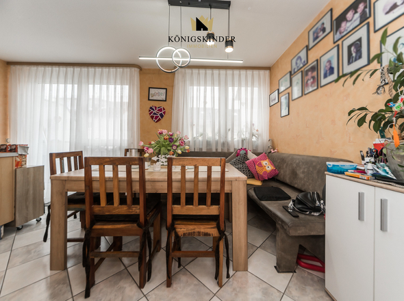 Wohnküche mit Zugang zum Balkon