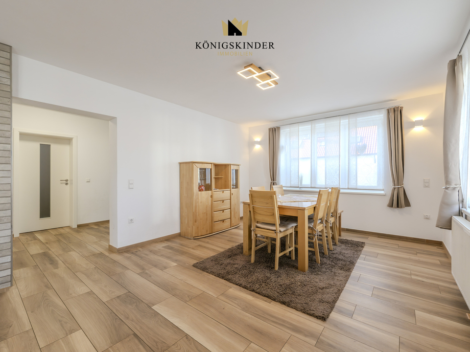 Großzügiger Wohn- und Essbereich mit viel Tageslicht und harmonischem Raumgefühl.