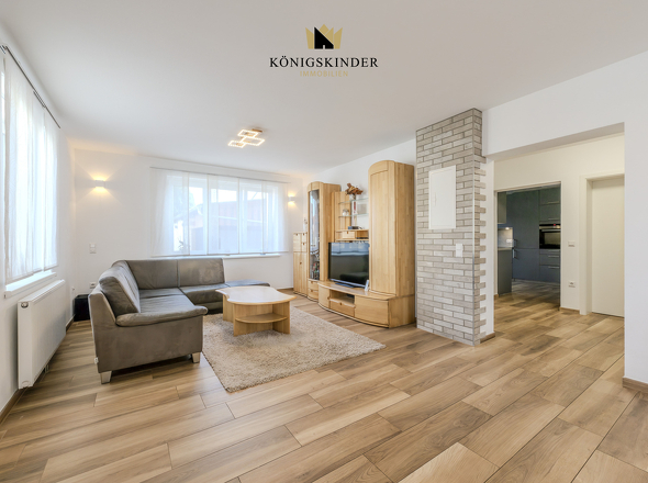 Lichtdurchfluteter Wohnraum mit Platz für gemütliche Wohlfühlmomente.