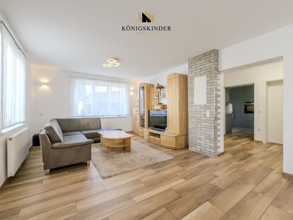 Lichtdurchfluteter Wohnraum mit Platz für gemütliche Wohlfühlmomente.