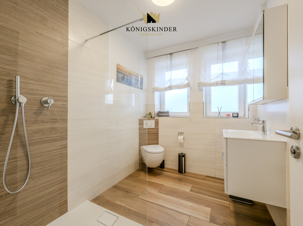 Elegantes EG-Bad mit großzügiger, bodengleicher Dusche.