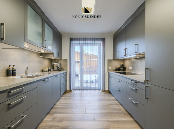 Die besten Partys finden hier statt – in der modernen, offenen Küche mit direktem Gartenzugang.