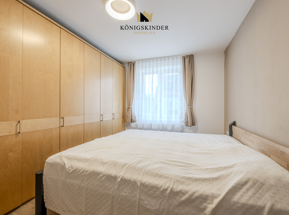 Erdgeschoss-Schlafzimmer: hell, ruhig und ideal für erholsame Nächte.