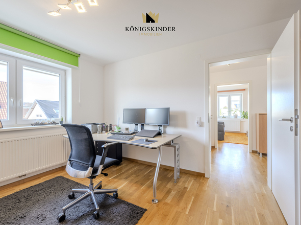 Charmantes Zimmer mit Verbindung zum zusätzlichen Stauraum oder Studio im Dachspitz.