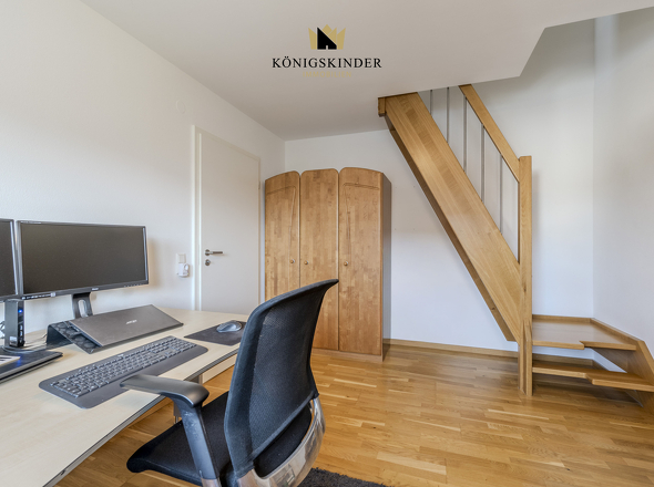 Flexibles Zimmer für Kinder, Büro oder Hobby, verbunden mit dem Dachspitz als zusätzlichen Raum.