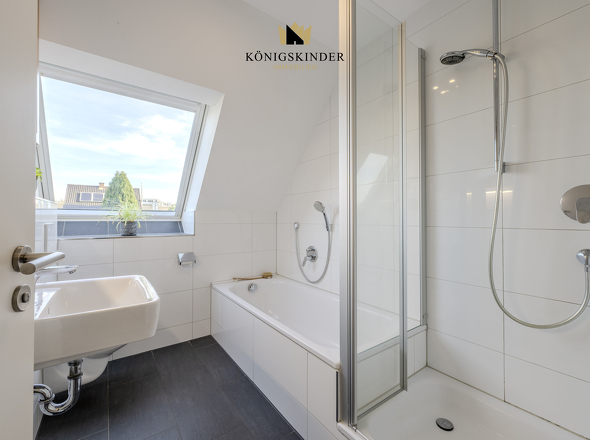 Modernes Tageslichtbad mit Dusche und Wanne – Komfort für jeden Tag.