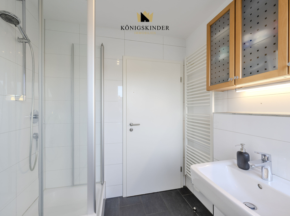 Elegantes Bad mit funktionaler Ausstattung und Wohlfühlatmosphäre.