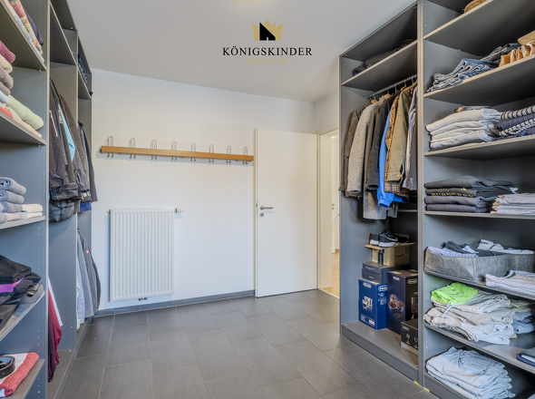 Ehemalige Küche, heute stilvolle Ankleide – ein Raum voller Möglichkeiten.