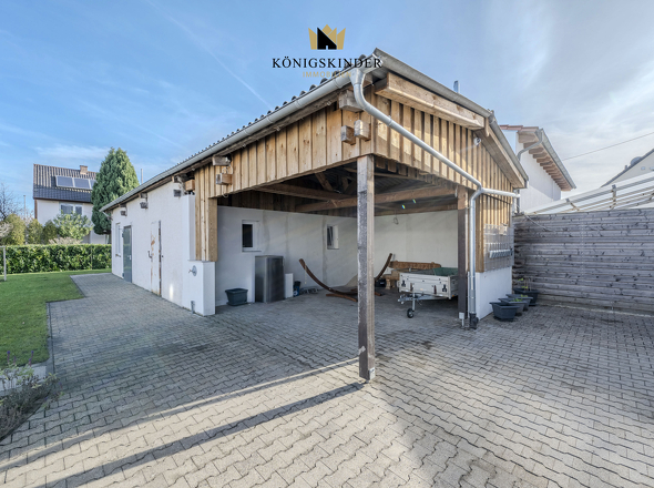 Scheune und Freisitz bieten Raum für Hobby, Lagerung und gesellige Momente.