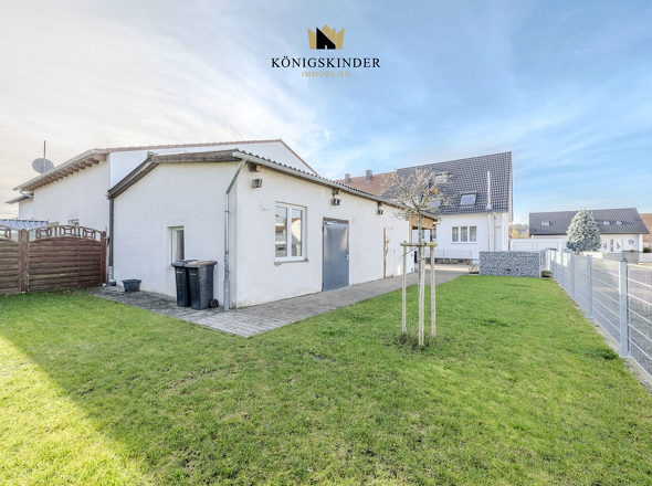 Pflegeleichter Garten mit Wiese und vielseitiger Scheune – perfekt für Familie und Hobbys.