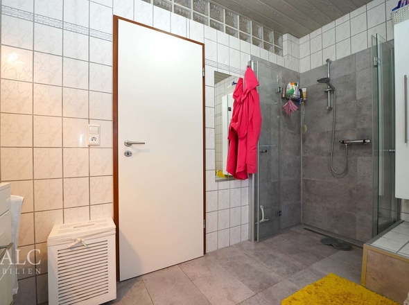 ...mit großer Dusche