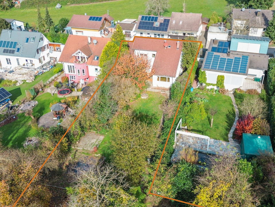 Das Haus mit Grundstück aus der Südansicht