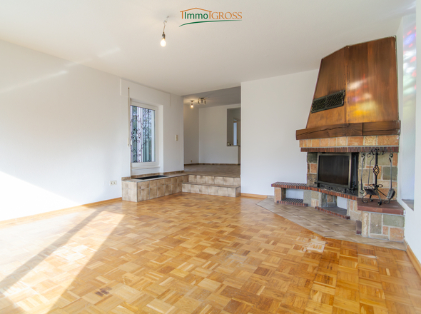 Großes Wohnzimmer mit Kamin