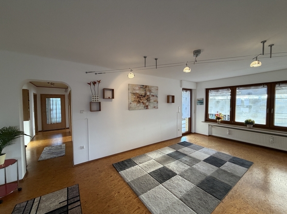 Geräumiger Wohnbereich mit Terrassenzugang