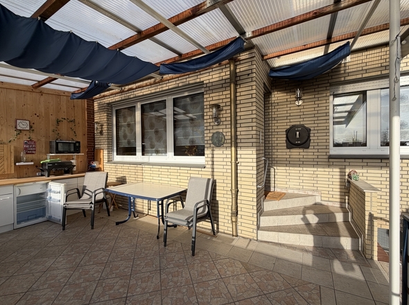 Überdachter Terrassenbereich mit kleiner "Outdoorküche"