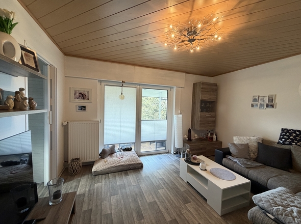 Wohnbereich mit Zugang zum Balkon (DG)