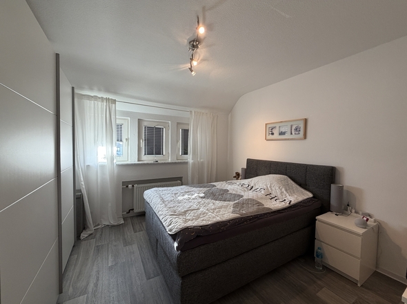 Gut zu möblierendes Schlafzimmer (DG)