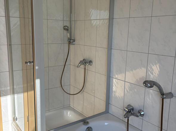 Badezimmer mit Dusche & Wanne