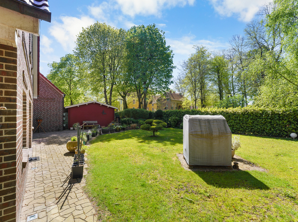 Garten mit Blick zur Burg