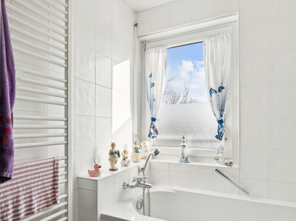 Tageslichtbad mit Wanne