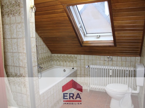 Badezimmer mit Badewanne und Dusche