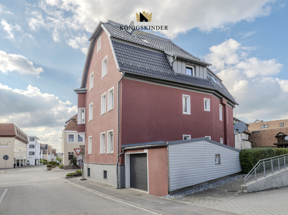 Hausansicht mit Garage