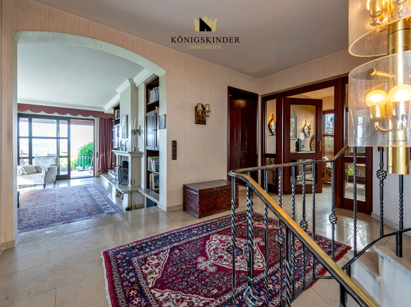 ...durch die geräumige Diele... 