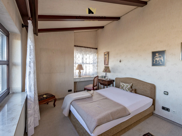 ...in das Damen-Schlafzimmer - mit Schminktisch... 