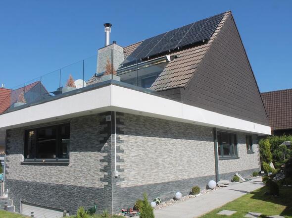 Hausansicht mit Dachterrasse