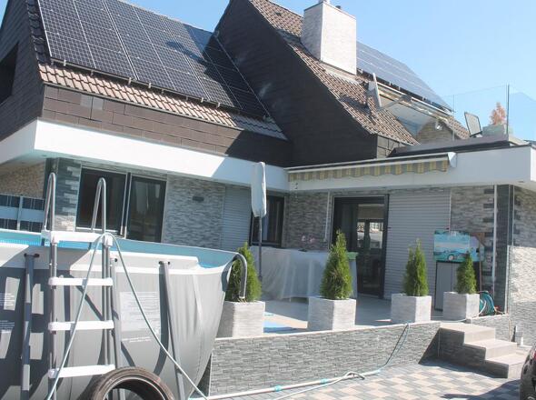 Terrassenansicht mit Pool