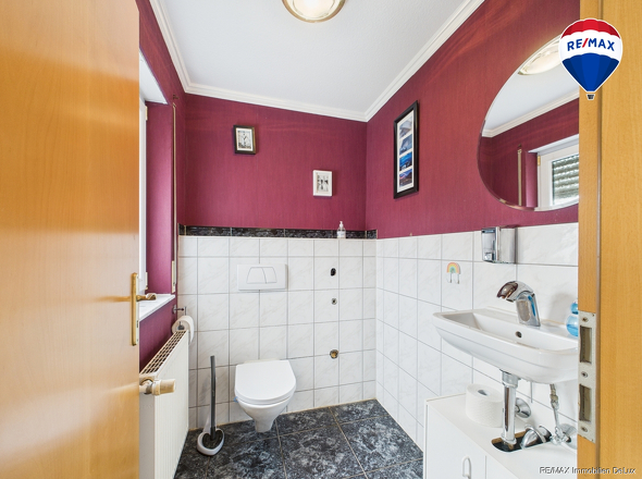 RE/MAX Immobilien DeLux Zweifamilienhaus Lebach - Steinbach  Gäste-WC