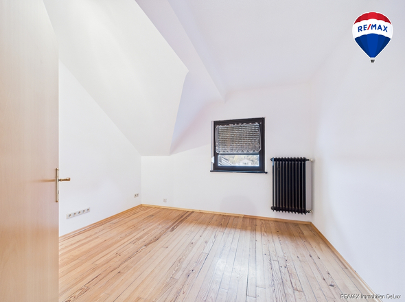 RE/MAX Immobilien DeLux Zweifamilienhaus Lebach - Steinbach  Schlafzimmer