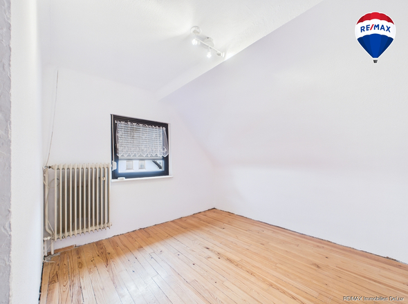 RE/MAX Immobilien DeLux Zweifamilienhaus Lebach - Steinbach  Schlafzimmer