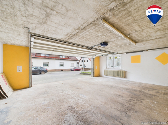 RE/MAX Immobilien DeLux Zweifamilienhaus Lebach - Steinbach Garage