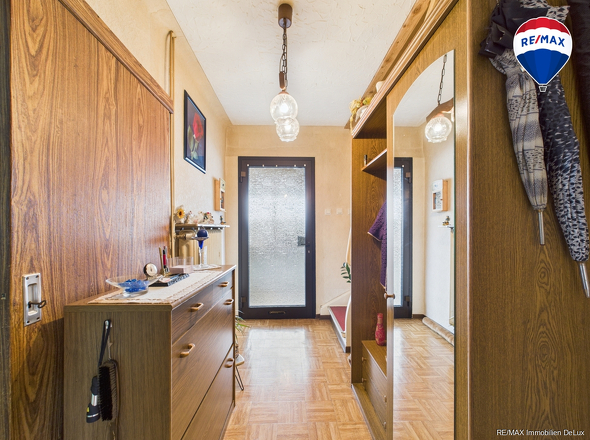 RE/MAX Immobilien DeLux Zweifamilienhaus Lebach - Steinbach Flur