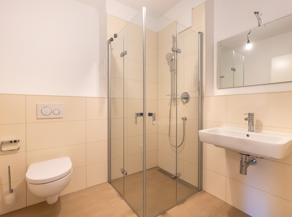 Duschbad mit WC, Waschbecken und bodengleicher Dusche