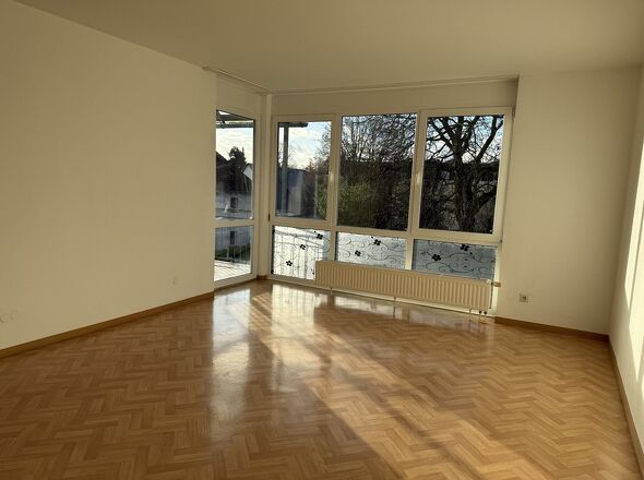 Wohnzimmer mit Durchgang zum Balkon