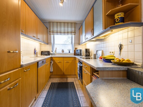 Zeitlose Küche mit Elektrogeräten