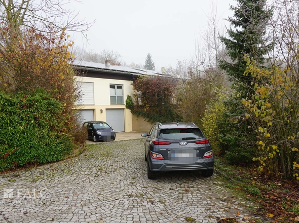 Einfahrt mit Doppelgarage