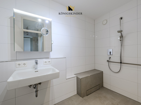 Saniertes Bad mit großem bodentiefen Duschbereich