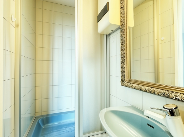 Bad mit Dusche 2. OG