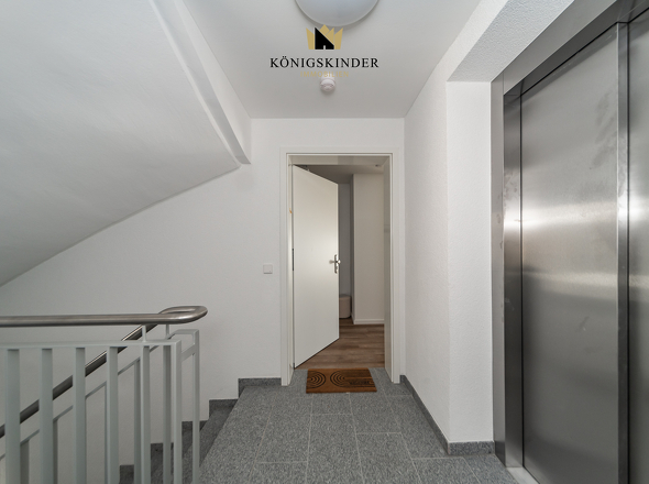 Treppenhaus mit Aufzug 