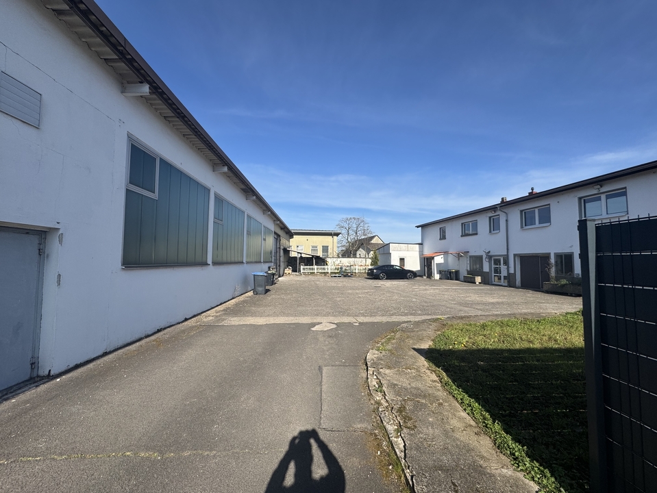 Einfahrt Mehrfamilienhaus/Parkplätze