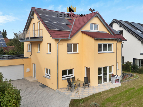 Zufahrt mit Garagenhaus