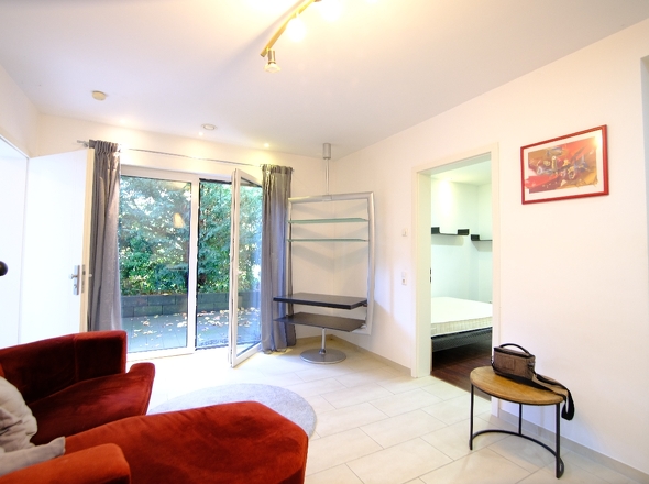 Wohnzimmer mit Zugang zur Terrasse