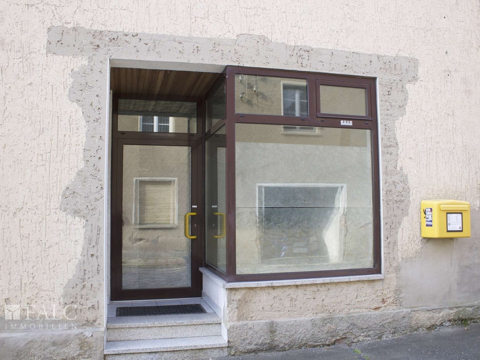 Schaufenster + Eingang Gewerbeteil