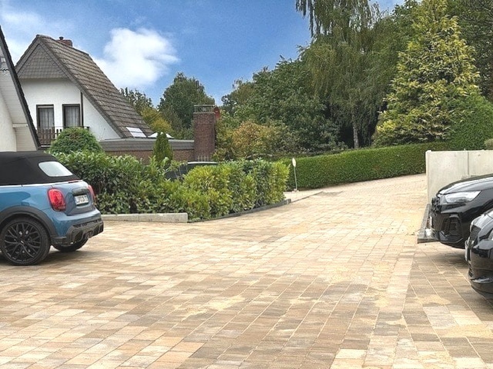 Privatstraße mit Parkfläche